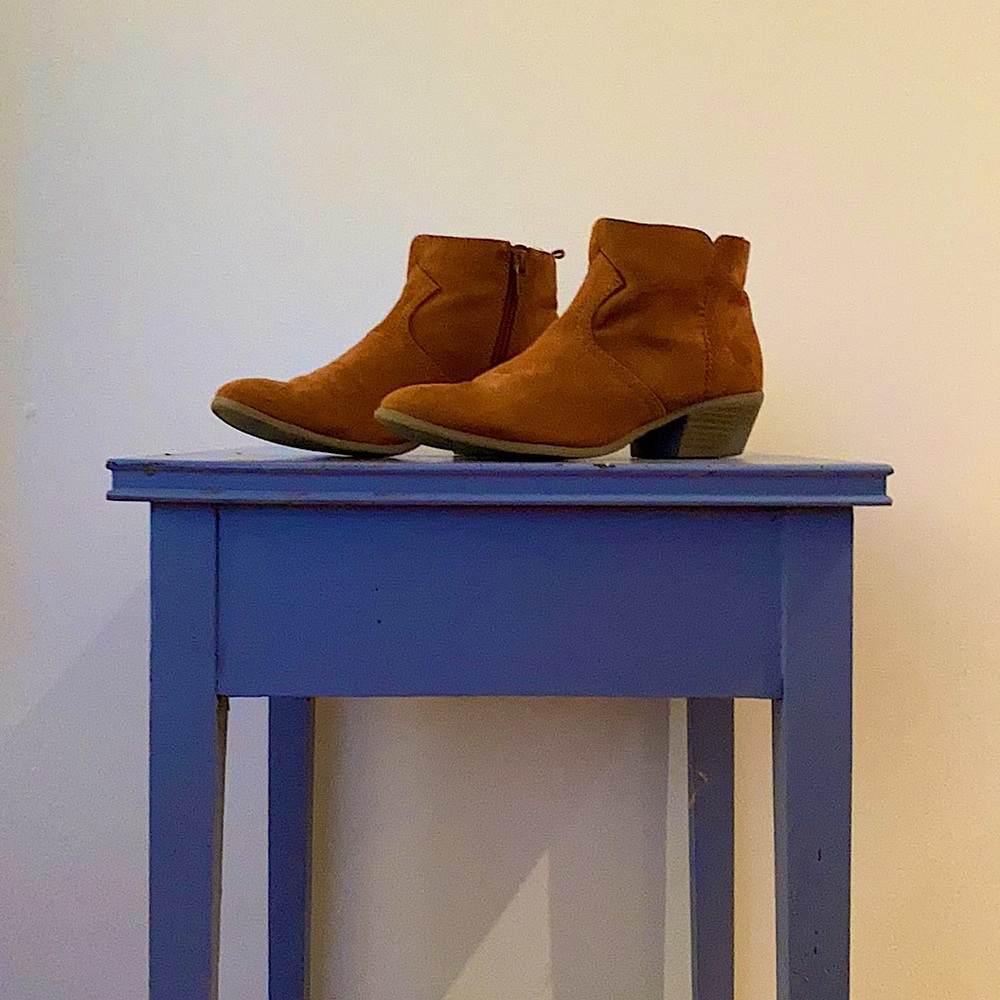 Western-styled suede Chelsea boots
